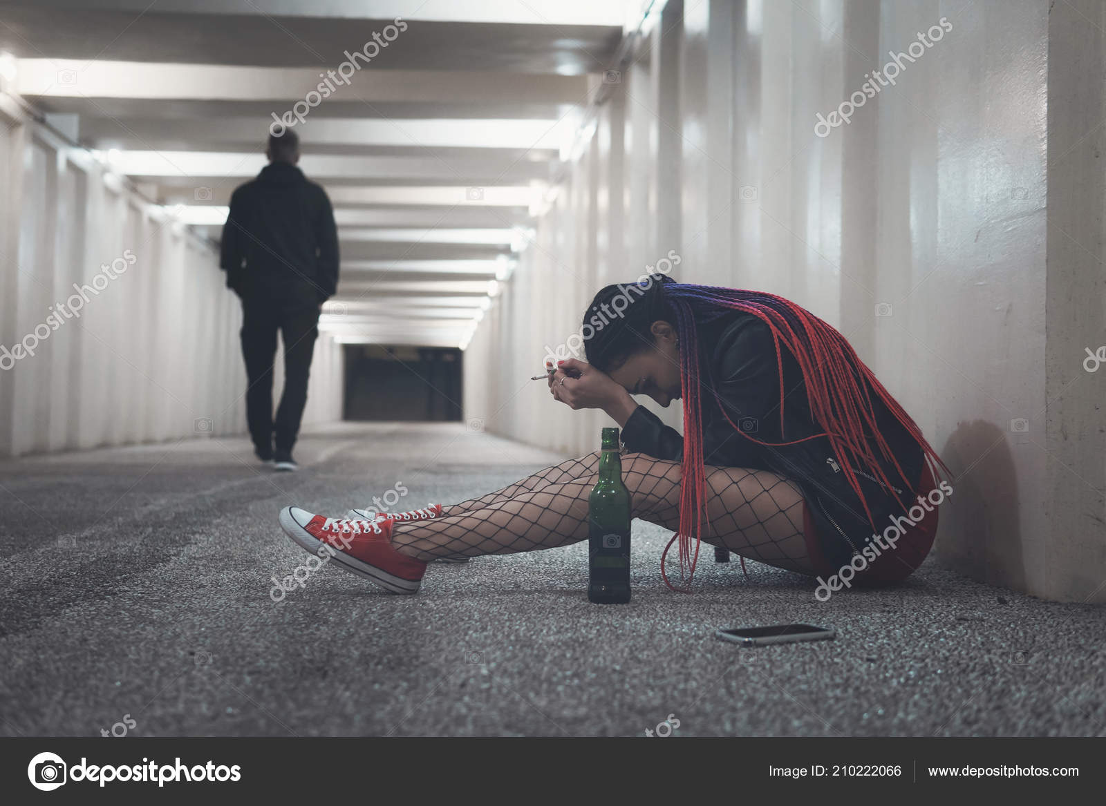 Девушка уезжает. Бросил девушку она уезжает. Меня бросил парень. Она меня бросила. Фото кинул пацаны.