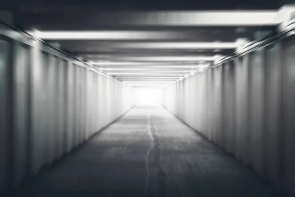 Ljuset i slutet av tunneln. Övergångsställe under vägen. underjordisk passage. rörelseoskärpa. begreppet hopp, eller livet efter detta. efter döden, nästa värld. — Stockfoto