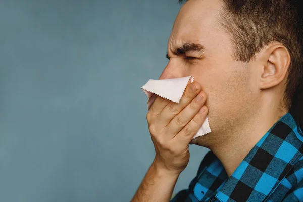 Réaction Allergique Gars Mouche Éternue Essuie Nez Avec Mouchoir Après — Photo