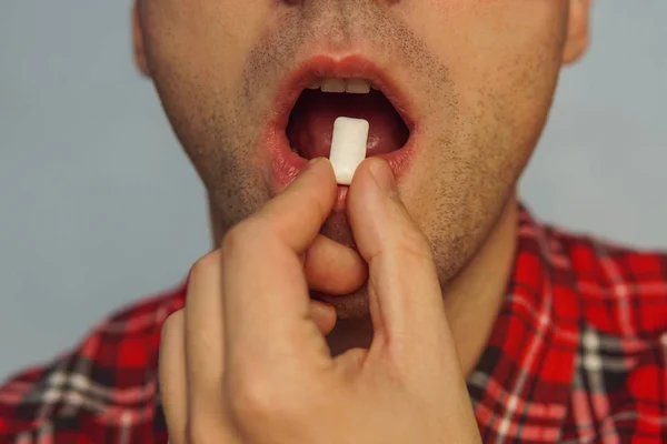 Jeune Homme Mâche Chewing Gum Visage Homme Ouverture Bouche Pour — Photo
