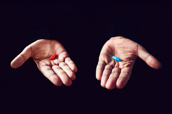 Концепция Red Pill Blue Pill Правильный Выбор Концепции Киноматрицы Выбор — стоковое фото