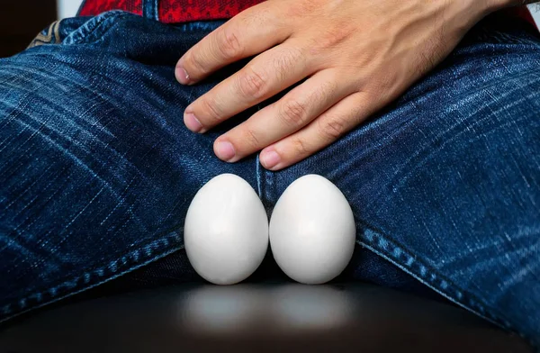 Hombre Sostiene Entrepierna Huevos Pollo Como Símbolo Matanza Machos Problemas —  Fotos de Stock
