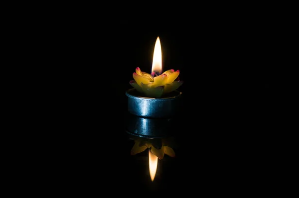 테이블 표면에 녹는의 구슬에 심지와 불꽃의 반영으로 불꽃을 보여주는 매크로 — 스톡 사진