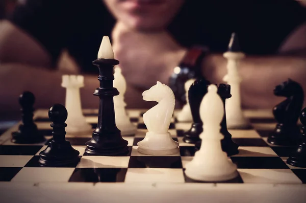 Homem Pensando Como Jogar Xadrez Estratégia Conceito Para Ganhar Quer — Fotografia de Stock