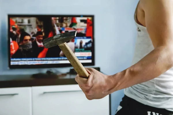 Man Watches News Report Protests Angry Guy Smashes Hammer False — Stock Photo, Image