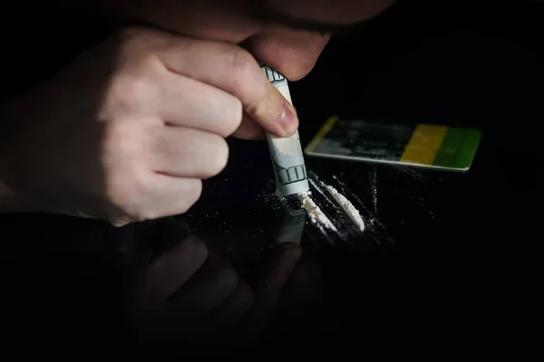 Jeune Homme Préparant Cocaïne Pour Sniffer Avec Une Carte Crédit — Photo