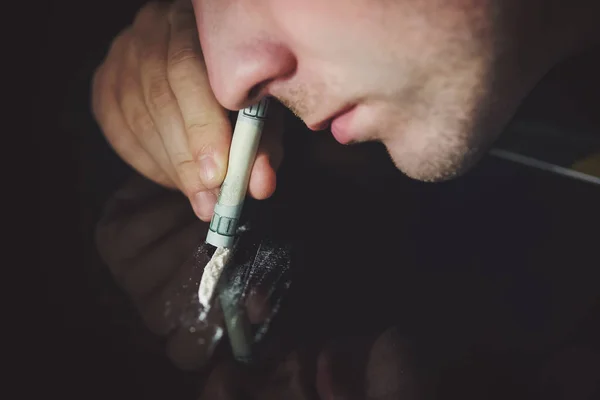 Jeune Homme Reniflant Cocaïne Avec Miroir Bureau Avec Réflexion Sur — Photo