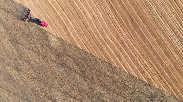 Tractor Lucru Câmpuri Vedere Aeriană Hay Teren Priveliştea Sus Tractorul — Videoclip de stoc