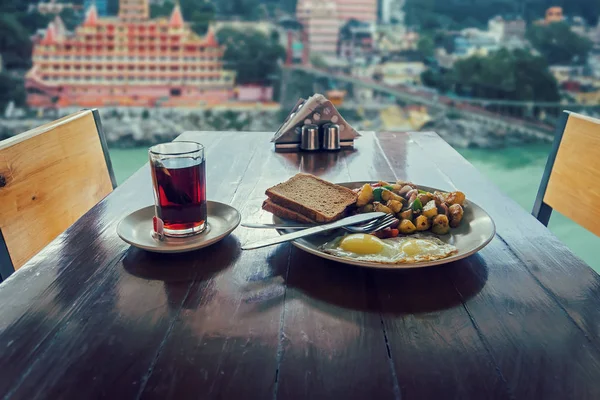 Ulkoilmaaamiainen Tarjoillaan Kahvilassa Josta Kauniit Näkymät Gangesin Joelle Muinaiseen Rish — kuvapankkivalokuva