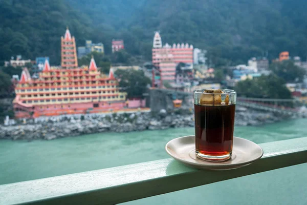 Чашка Чаю Мальовничим Краєвидом Міста Рішікеш Туристична Індійська Сніданок Готелі — стокове фото