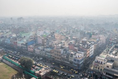 Eski Delhi sokaklarında. Üstten görünüm. Yoğun nüfuslu kentin kentsel Aglomerasyon inşaatı. Yeni Delhi, Uttar Pradesh, Hindistan - 07.01.2018