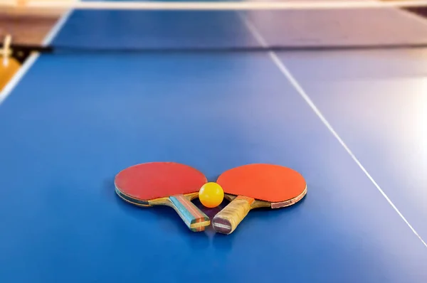 青いテーブル ゲームでテニス 卓球のラケット テーブル テニス — ストック写真