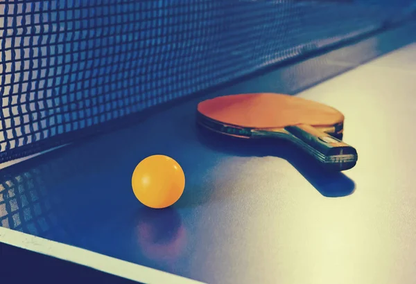 Tischtennisschläger Und Ball Auf Blauem Tisch Sportwettkämpfe Tischtennis Foto Retro — Stockfoto