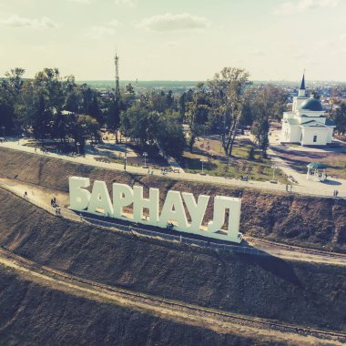 büyük harfler basamaklı hill yazımı bir Rus şehrin adı Barnaul dışarı. Şehrin adı aşamalı upland yüklü dev iz. Şehir adını mektupları kadar turistik bölgede ayarla