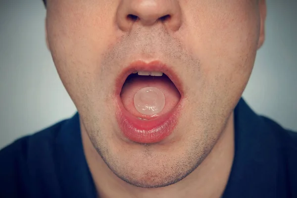 Πιπίλισμα Χάπι Για Τον Πονόλαιμο Στο Στόμα Ένας Νεαρός Άνδρας — Φωτογραφία Αρχείου