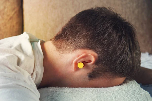 Hermoso Joven Durmiendo Los Oídos Tapones Amarillos Contra Ruido Calle — Foto de Stock