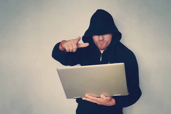 Hacker Segurando Arma Trabalhando Seu Conceito Terrorista Computador Bandido Efeito — Fotografia de Stock