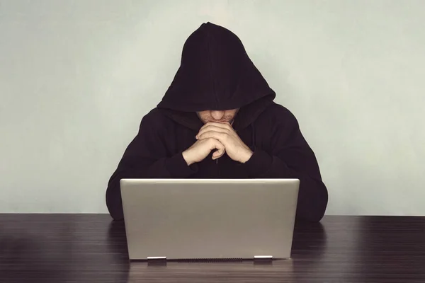 Hacker Met Zijn Computer Denken Lichte Blauwe Achtergrond Monnik Kluizenaar — Stockfoto
