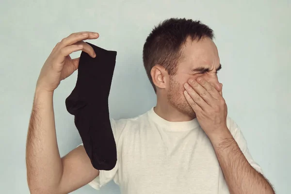 Homme Saisit Nez Avec Les Doigts Tenant Une Chaussette Puante — Photo