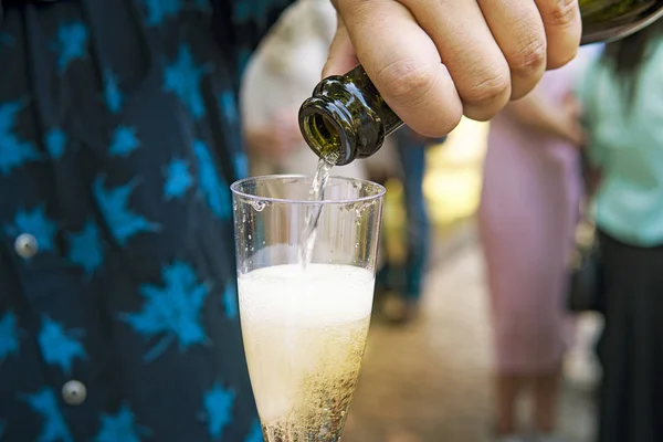 Zblízka Poloprázdných Pohár Šampaňského Držení Člověka Venkovní Slavnostní Události Mužské — Stock fotografie
