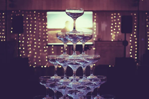 Postavil Šampaňské Věž Pozadí Milující Pár Projektované Fotografie Brýle Věž — Stock fotografie