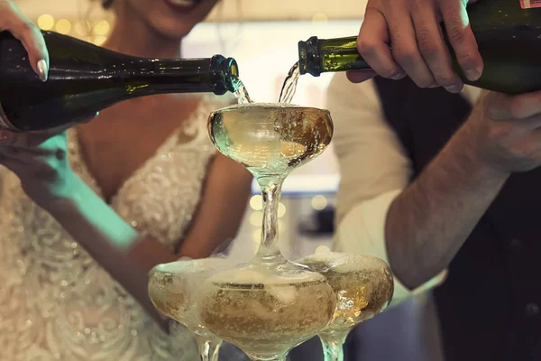 Usmívající Šťastnou Nevěstu Ženicha Champagne Lahví Nalil Víno Sklenic Věž — Stock fotografie