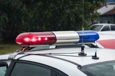 A yakın çekim bir polis arabası işaret dönen bir swithched. Araba çatı yanıp sönen ışıklar açık havada polis. Polis devriye arabası flaşör ve antenler ile tepesinde. Bir devriye arabası ışıkları. Kaza