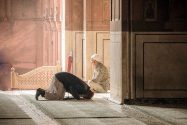 Cami içinde dua Müslüman dindar. İki büyük Müslümanlar, büyük Cuma Camii Jami Mescidi Yeni Delhi, Hindistan. 8 Ocak 2018