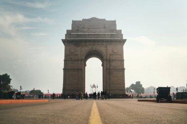Hindistan kapı bulutlu gökyüzü arka plan üzerinde Yeni Delhi'de gezi. yoldan görüntülemek.