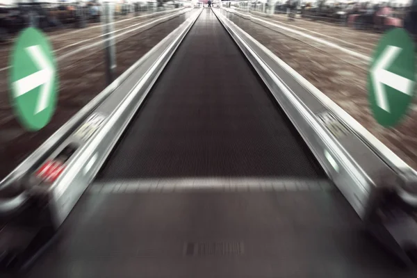 Perspektive Weitwinkel Ansicht Moderner Hellblau Beleuchteter Und Geräumiger Hochgeschwindigkeits Rolltreppe — Stockfoto