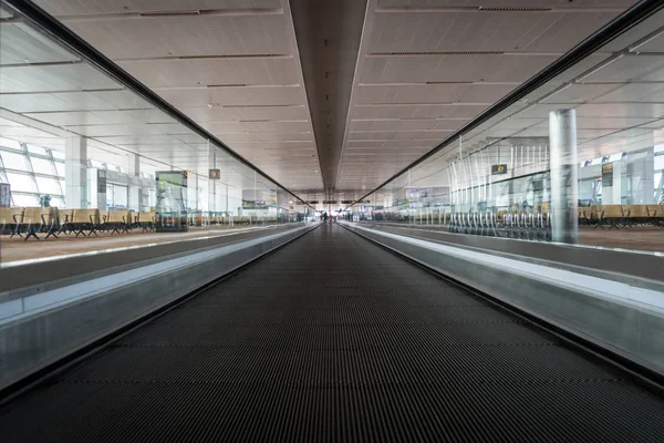 Reiseteil Konzept Des Bewegungspfades Umzugsweg Flughafenterminal Reisekonzept Gerade Flache Rolltreppe — Stockfoto