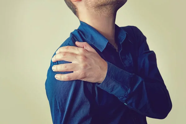 Nahaufnahme Eines Jungen Mannes Mit Schulterschmerzen Oberarmschmerzen Menschen Mit Körpermuskelproblemen — Stockfoto