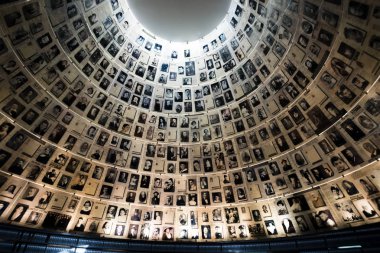 Kudüs, İsrail. 24 Ekim 2018: İkinci Dünya Savaşı sırasında öldürülen 6 milyon Yahudilerin bazıları hatırlayarak Yad Vashem Holokost Anma sitesindeki Kudüs, İsrail, adları Hall