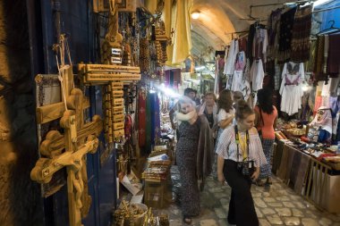 Kudüs. İsrail. 24 Ekim 2018: sokak görünümü ile lots-in eski şehir Kudüs Temple Mount, iç pazarlarda yürüyen turist Hıristiyan çeyrek