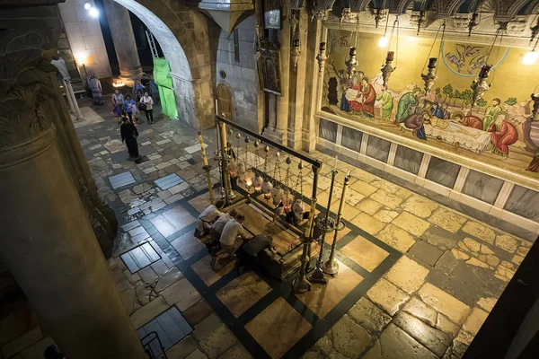 De steen van de zalving van de steen van Unction in de kerk van de opstanding, de oude stad van Jeruzalem, Israël. 24 oktober 2018 — Stockfoto