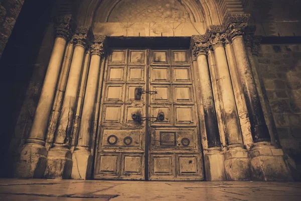 Antigua puerta de entrada de madera a la Iglesia del Santo Sepulcro, también llamada Iglesia de la Resurrección o Iglesia de la Anástasis, en la Ciudad Vieja de Jerusalén — Foto de Stock