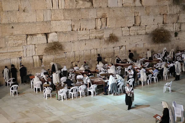 GERUSALEMME, ISRAELE. 24 ottobre 2018: Gli ebrei pregano durante le preghiere penitenziali vicino al Muro del Pianto a Gerusalemme . — Foto Stock