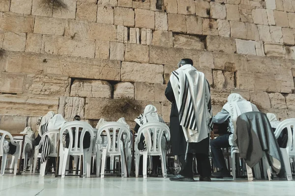 JERUSALEM, ISRAEL. 24 de octubre de 2018: Gente rezando a su religión en el Muro de los Lamentos o Kotel en la histórica ciudad vieja de Jeruslam . — Foto de Stock