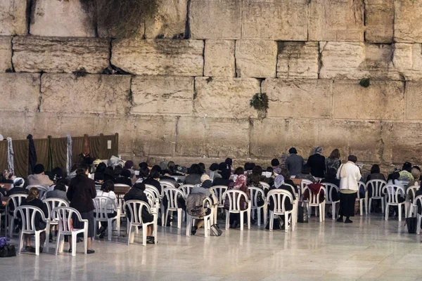JERUSALEM, ISRAEL. 24 de octubre de 2018: Oraciones de mujeres cerca del Muro de los Lamentos, Muro Occidental una Pascua en la galería de mujeres — Foto de Stock