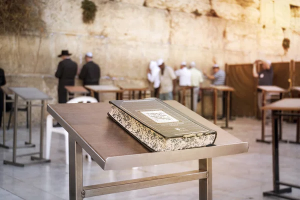 Jewish bible - Torrah on table on blurred background of praying Jews and wailing western wall. Israel. Jerusalem — Stock Photo, Image