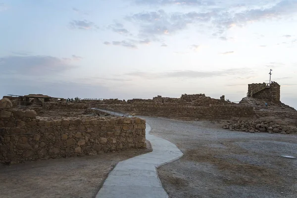 Hoogste Toren Van Masada Tegen Bewolkte Hemel Bij Dageraad Zon — Stockfoto