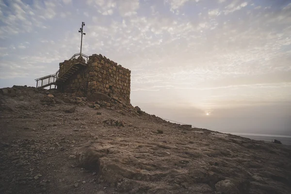 새벽에 Masada의 요새입니다 사막에서 유태인 요새의 이스라엘에서의 발굴입니다 하늘에서 — 스톡 사진
