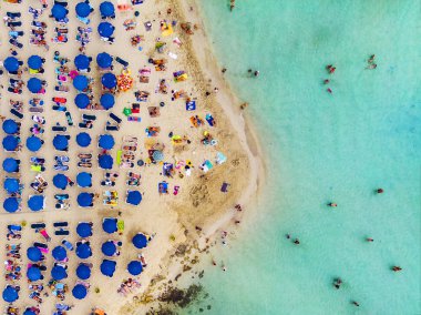 Nissi Beach Kıbrıs üzerinde inanılmaz hava görünümünü yukarıda. Nissi Beach, yüksek gelgit. Turistler sahilde dinlenin. Kalabalık plaj çok turist ile. Popüler bir yer