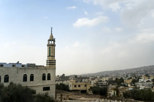 Das Hohe Minarett Der Muslimischen Moschee Gegen Den Blauen Himmel — Stockfoto