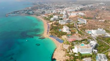 uçan ada üzerinde. Manzara. Akdeniz deniz ve sahil. Kıbrıs. City resort. Dron bir bakış açısı. Kayalar ve taşlar mavi lagün. Dağlar, deniz, cennet. üstten görünüm, havadan görünümü