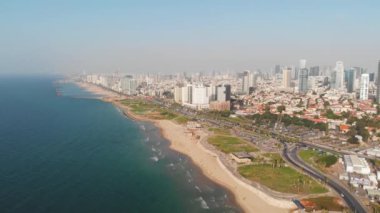 Uçuş tel Aviv şehir sahil boyunca dron. Güzel yaz şehir yukarıdan görüntüleyin. Kuş-göz görüş-in Jaffa tel Aviv. İsrail.