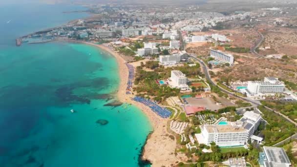 Survolant l'île. Paysage. Mer Méditerranée et la côte. Chypre. City resort. Point de vue du drone. Lagune bleue avec rochers et pierres. Montagnes, mer, paradis. vue de dessus, vue aérienne — Video