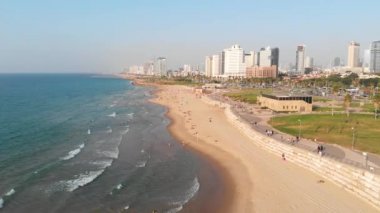 Uçuş Tel Aviv, İsrail şehir manzarası ile yukarıda hava görünümünü. Epik deniz sahil vurdu. İnanılmaz hava atış. Uçuş dronun tel Aviv bölgesinde Yafa'nın içinde Halk Plajı üzerinde. üstten görünüm, havadan görünümü.