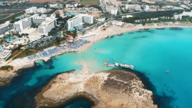Kıbrıs güzel sahil şeridi, Akdeniz'in turkuaz renkli. Akdeniz kıyısında evler. Turistik bir kasaba. Nissi Beach. Yaz tatili denizde. üstten görünüm, havadan görünümü. Kıbrıs, Ayia Napa