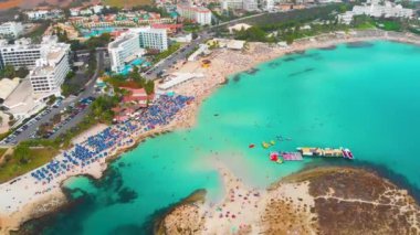 uçan ada üzerinde. Manzara. Akdeniz deniz ve sahil. Nissi Beach. Kıbrıs. City resort. Kayalar ve taşlar mavi lagün. Dağlar, deniz, cennet. üstten görünüm, havadan görünümü